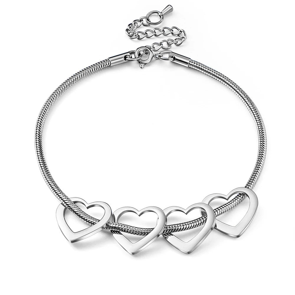 Lunessa - Individuelles Armband mit gravierten Herzanhängern – tragbare Liebesbotschaft für Dich und Deine Liebsten.